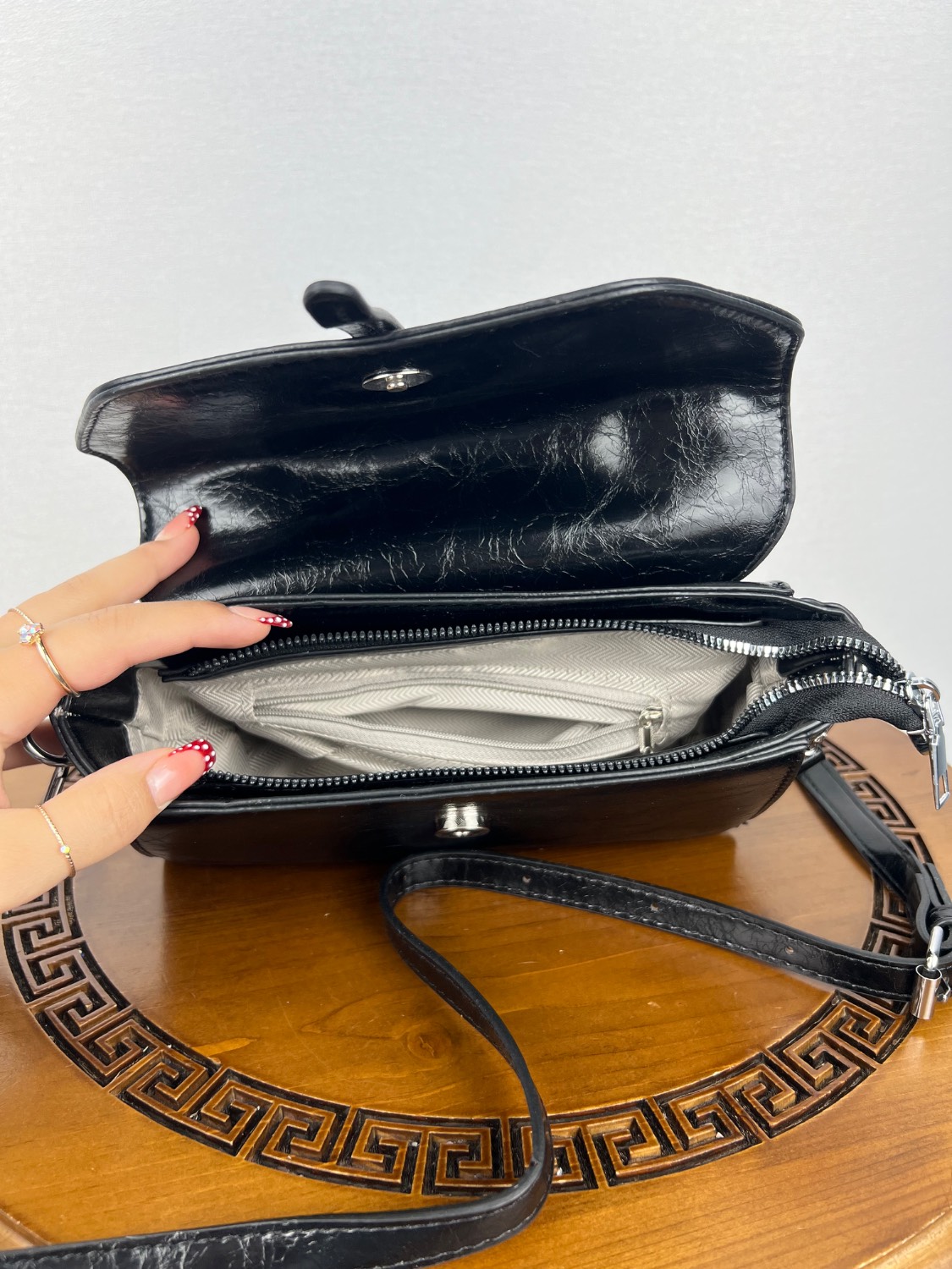 کیف وارداتی دستی و دوشی مشکی - Image 8