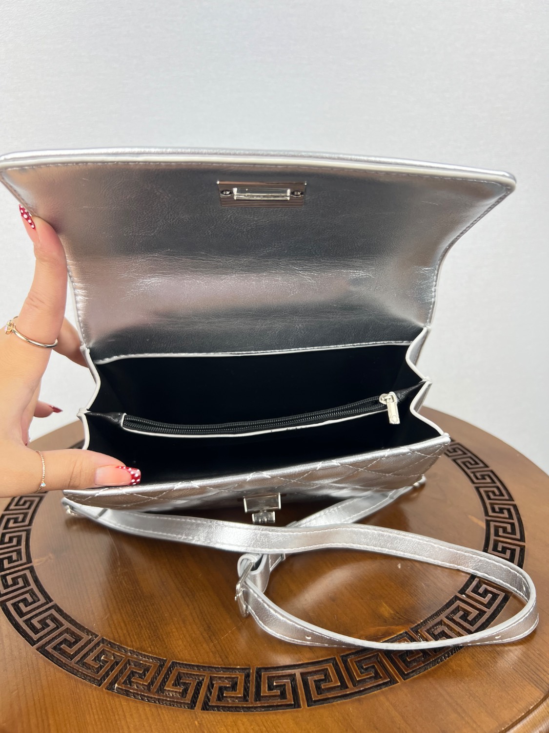 کیف برند KOSK Leather رنگ نقره ای - Image 6